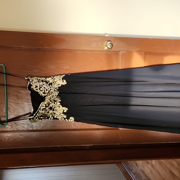 Stunning beaded dress - Picture 1 of 9